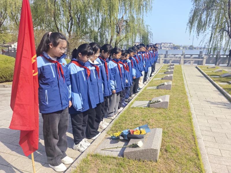 清明献花2.jpg