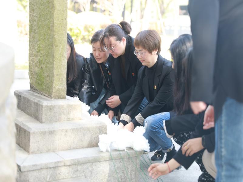 清明献花.jpg